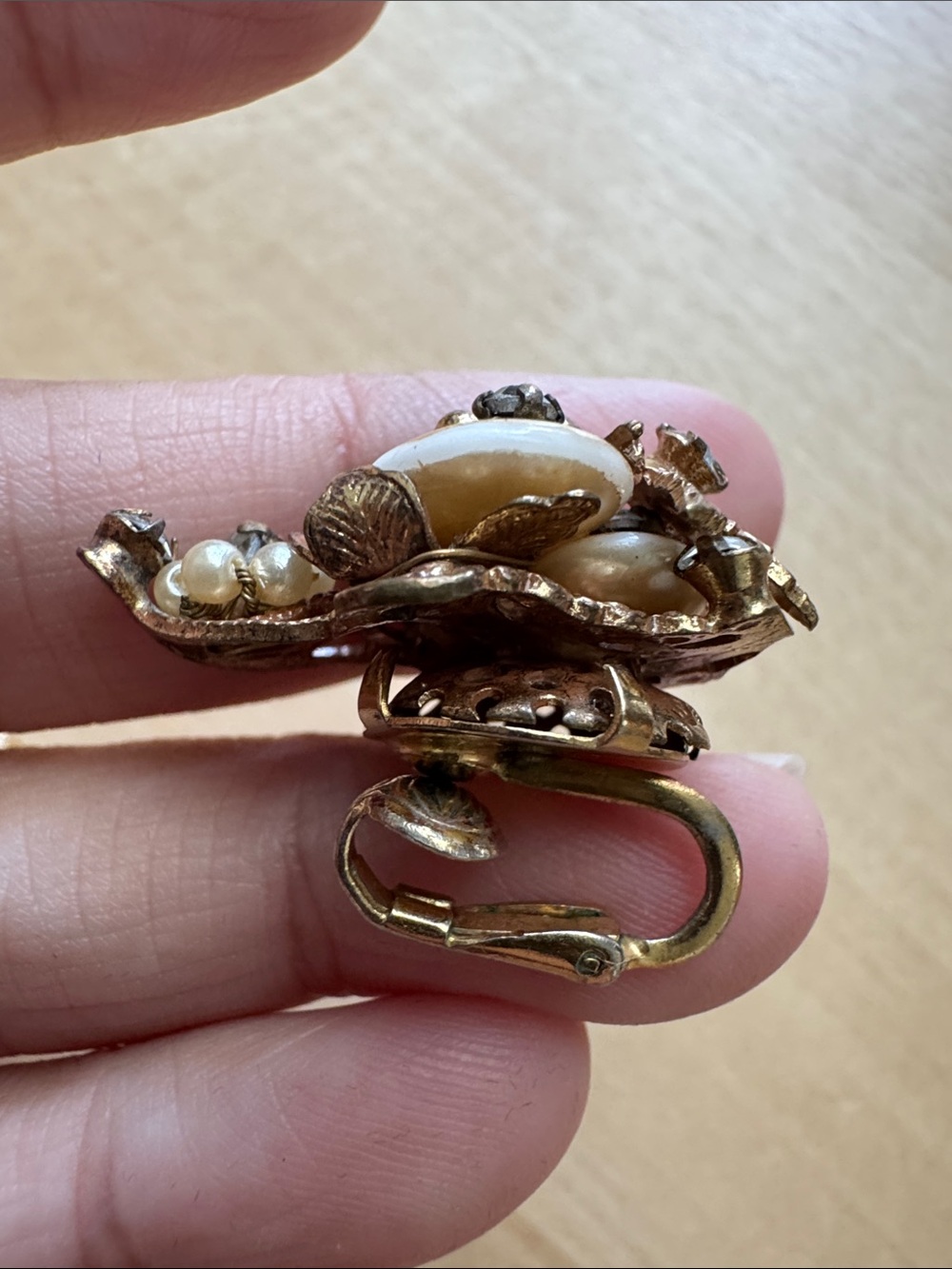 Vintage Gold Pearl & Crystal Clip-On Earrings - Picture 4 of 7